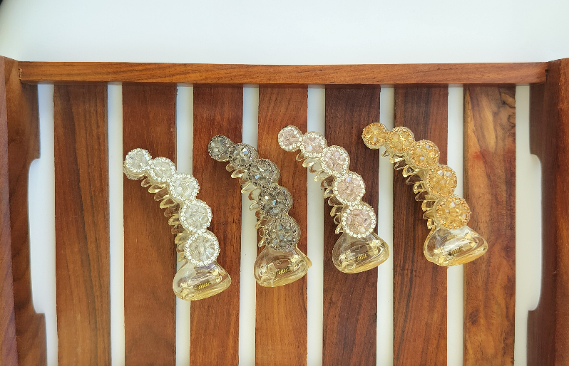 Crystal V Type Banana Clip