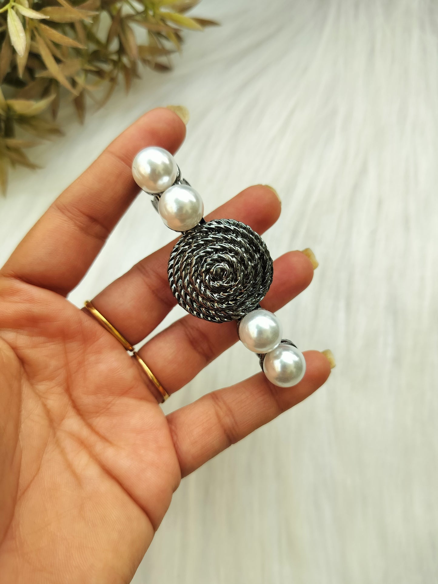 Black Spiral Pearl Baratte Clip - Medium size