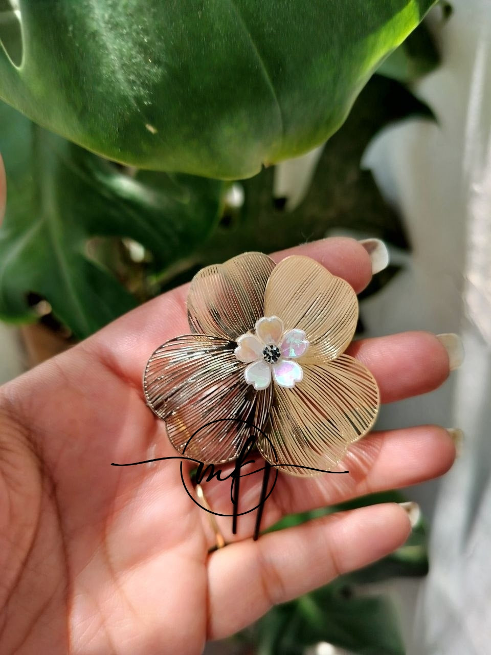 NEO23 VINCA Novuelle Contemporary Golden Floral Hair Brooch