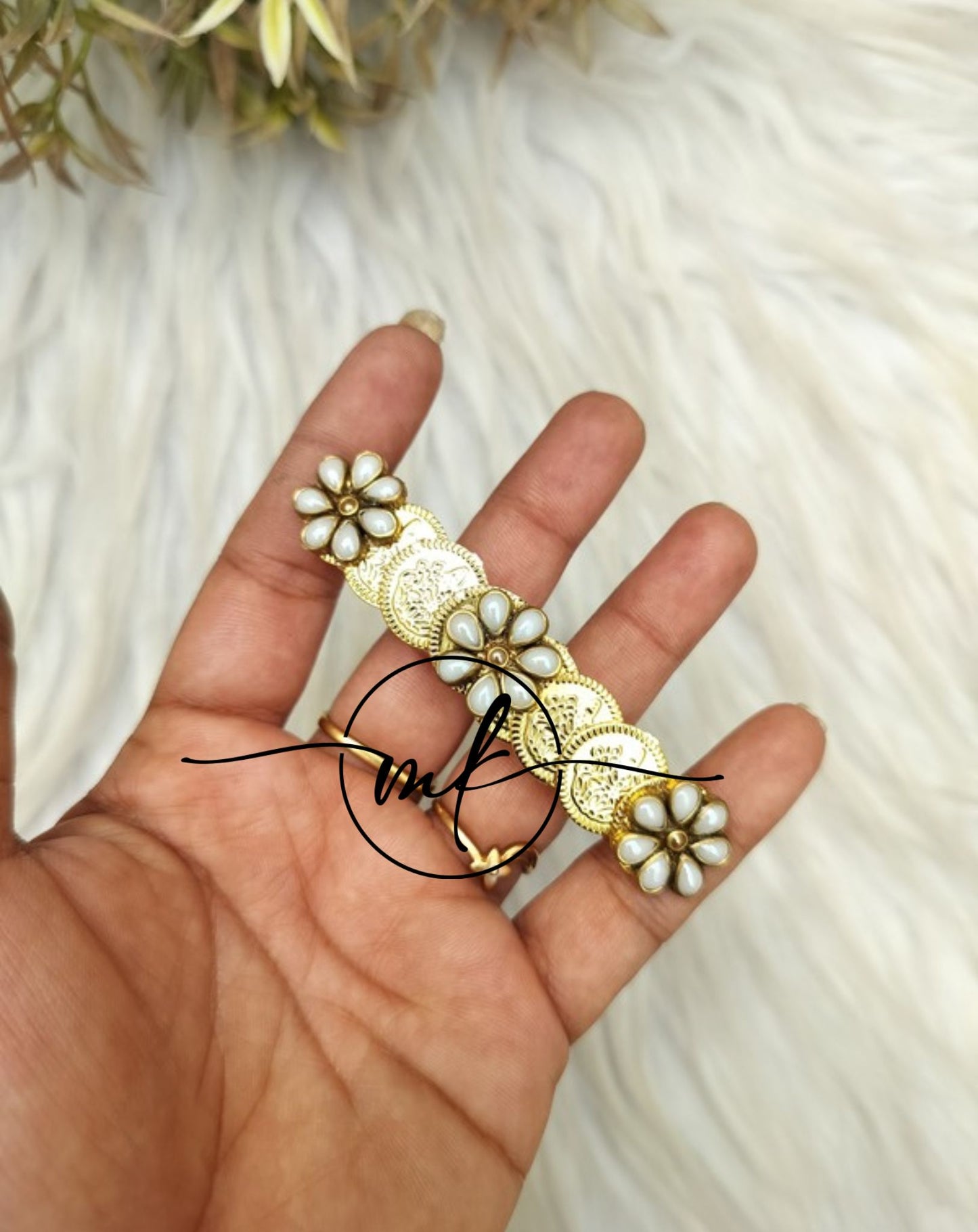 White Flower Coin Center Clip