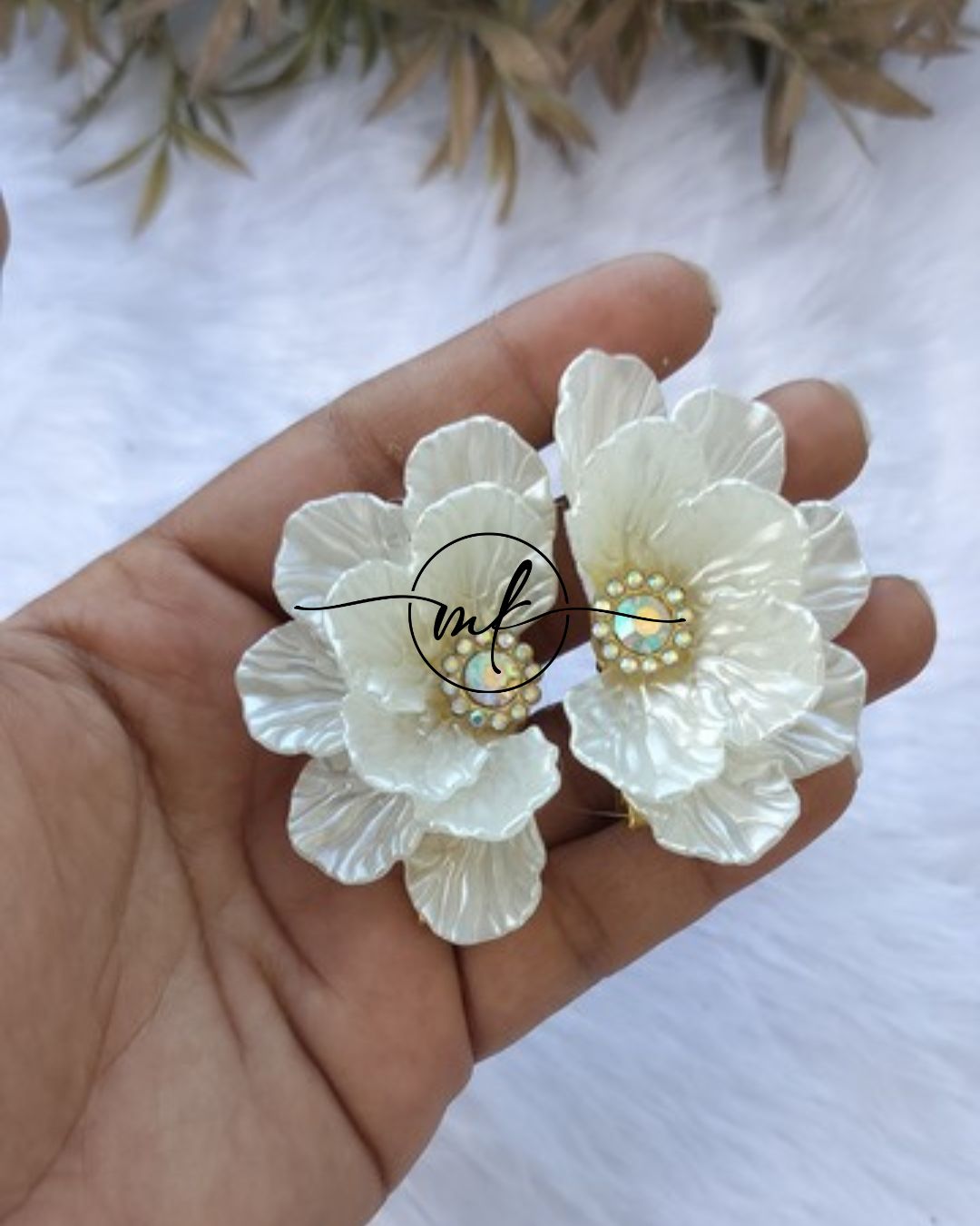 Shea White Alligator Clip