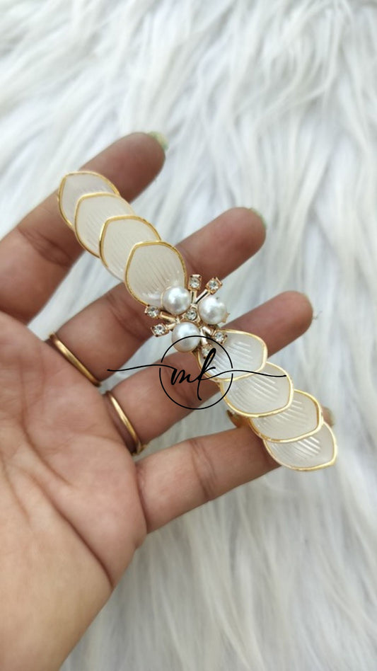 Siya White Center Clip