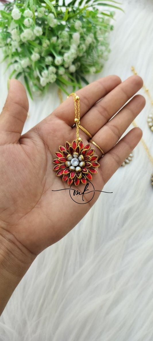 Red Kundan Maang Tikka