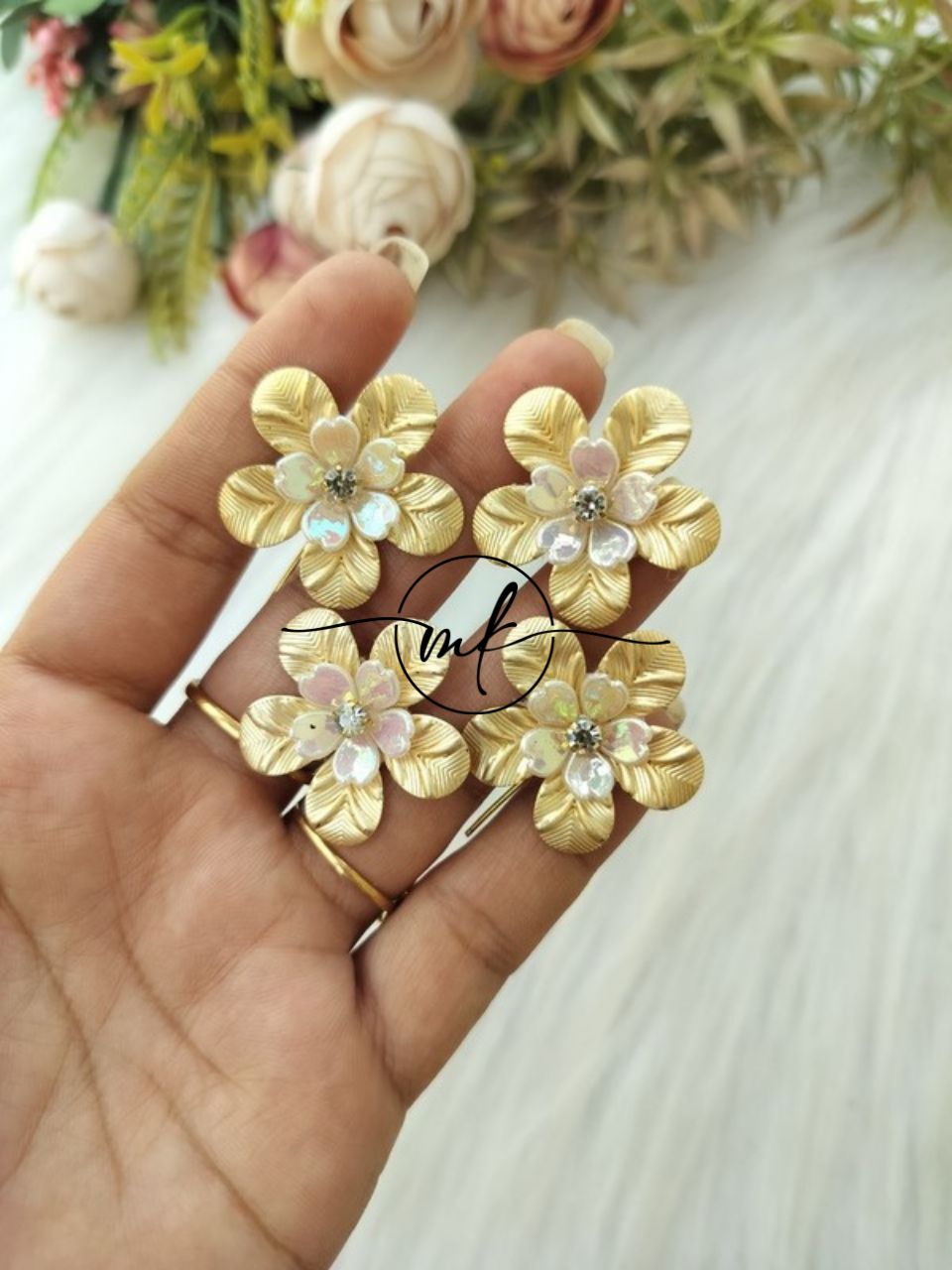 NEO04 Novuelle Contemporary Golden Floral Hair hook