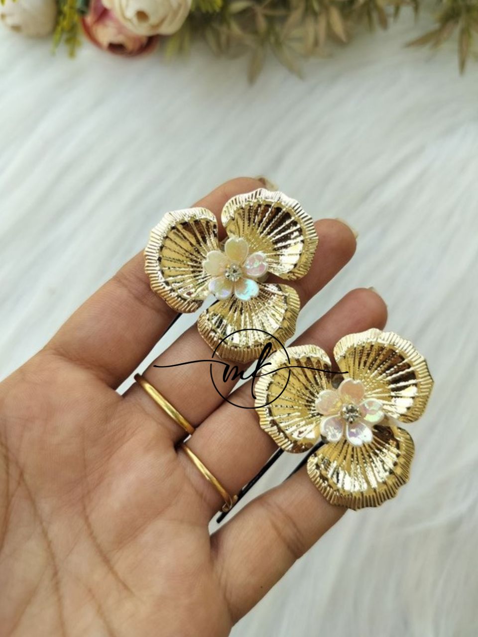 NEO03 Novuelle Contemporary Golden Floral Hair Brooch