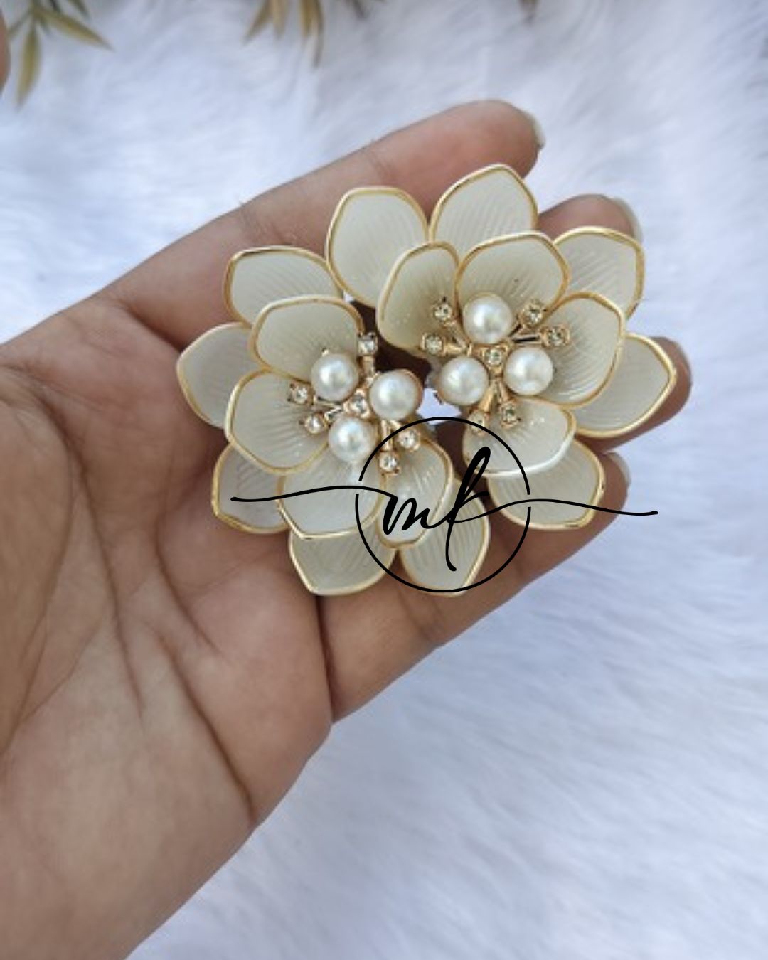 Shea White Alligator Clip