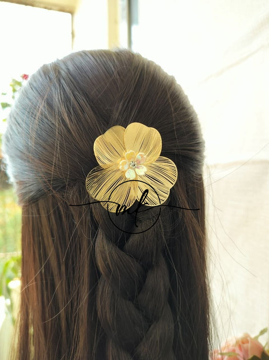 NEO23 VINCA Novuelle Contemporary Golden Floral Hair Brooch