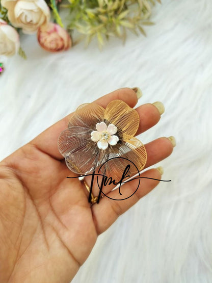 NEO23 VINCA Novuelle Contemporary Golden Floral Hair Brooch