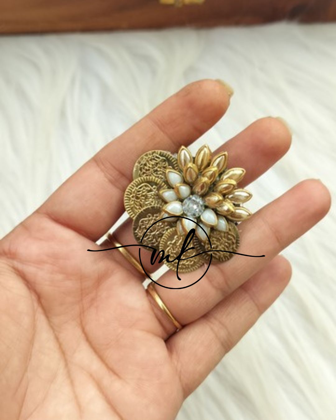 Cima Lotus Gold White Hair Brooch