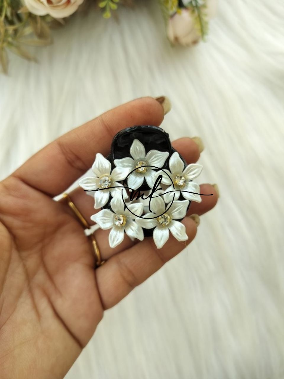 Neo white Floral Hair Claw