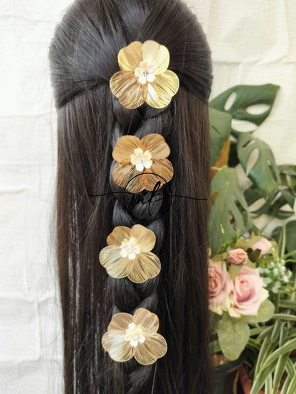 NEO23 VINCA Novuelle Contemporary Golden Floral Hair Brooch