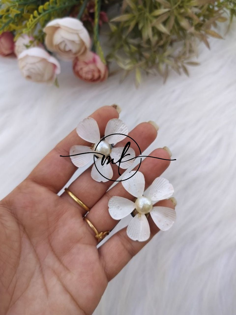 NEO11 Novuelle Contemporary White Floral Hair Brooch