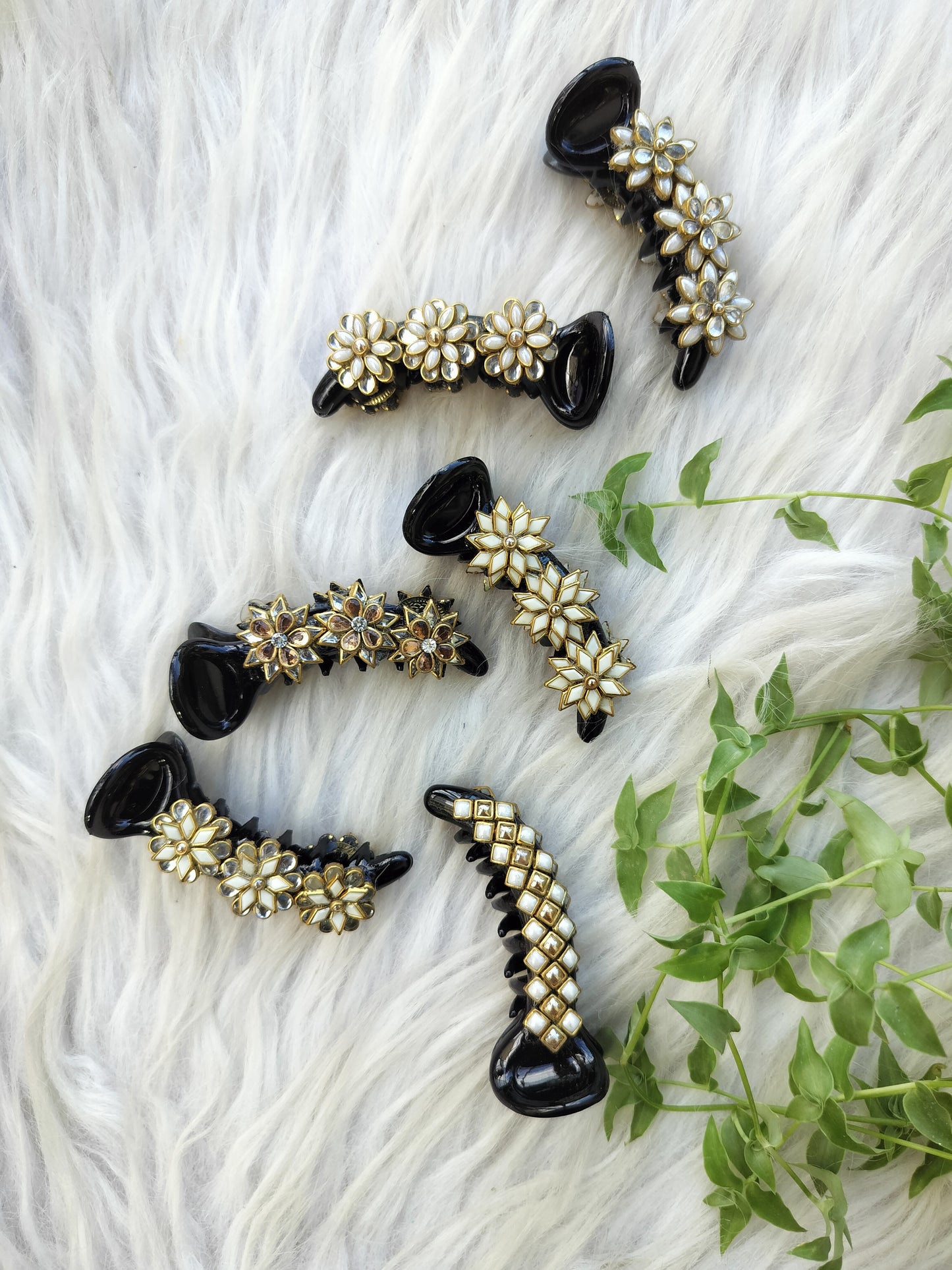 Kundan  Banana clips- Mid Size - V type