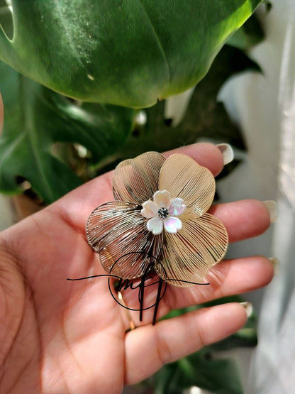 NEO23 VINCA Novuelle Contemporary Golden Floral Hair Brooch
