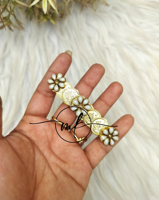White Flower Coin Center Clip
