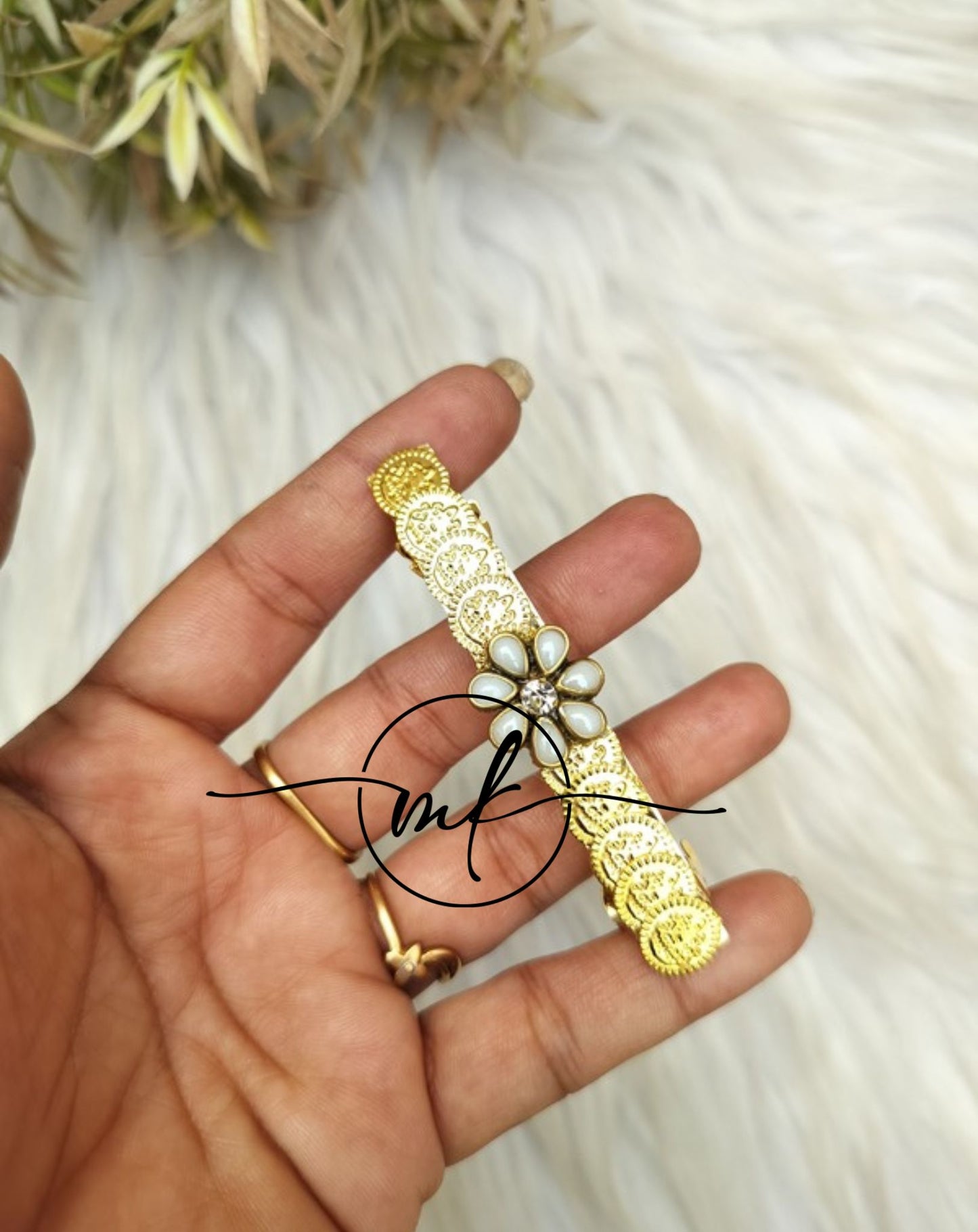 White Flower Coin Center Clip