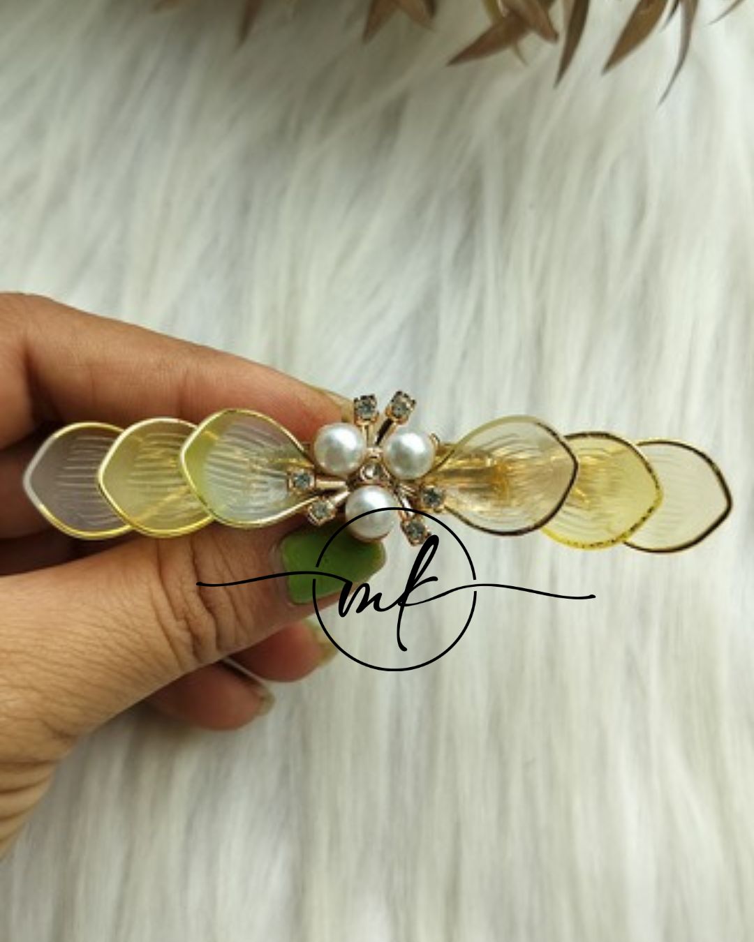 Siya Transparent yellow Center clip