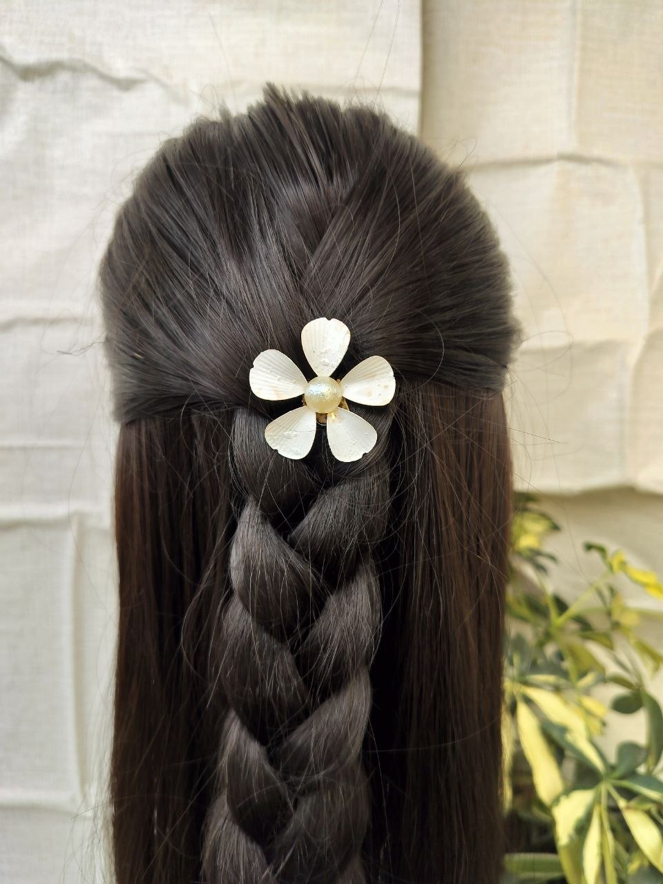 NEO11 Novuelle Contemporary White Floral Hair Brooch