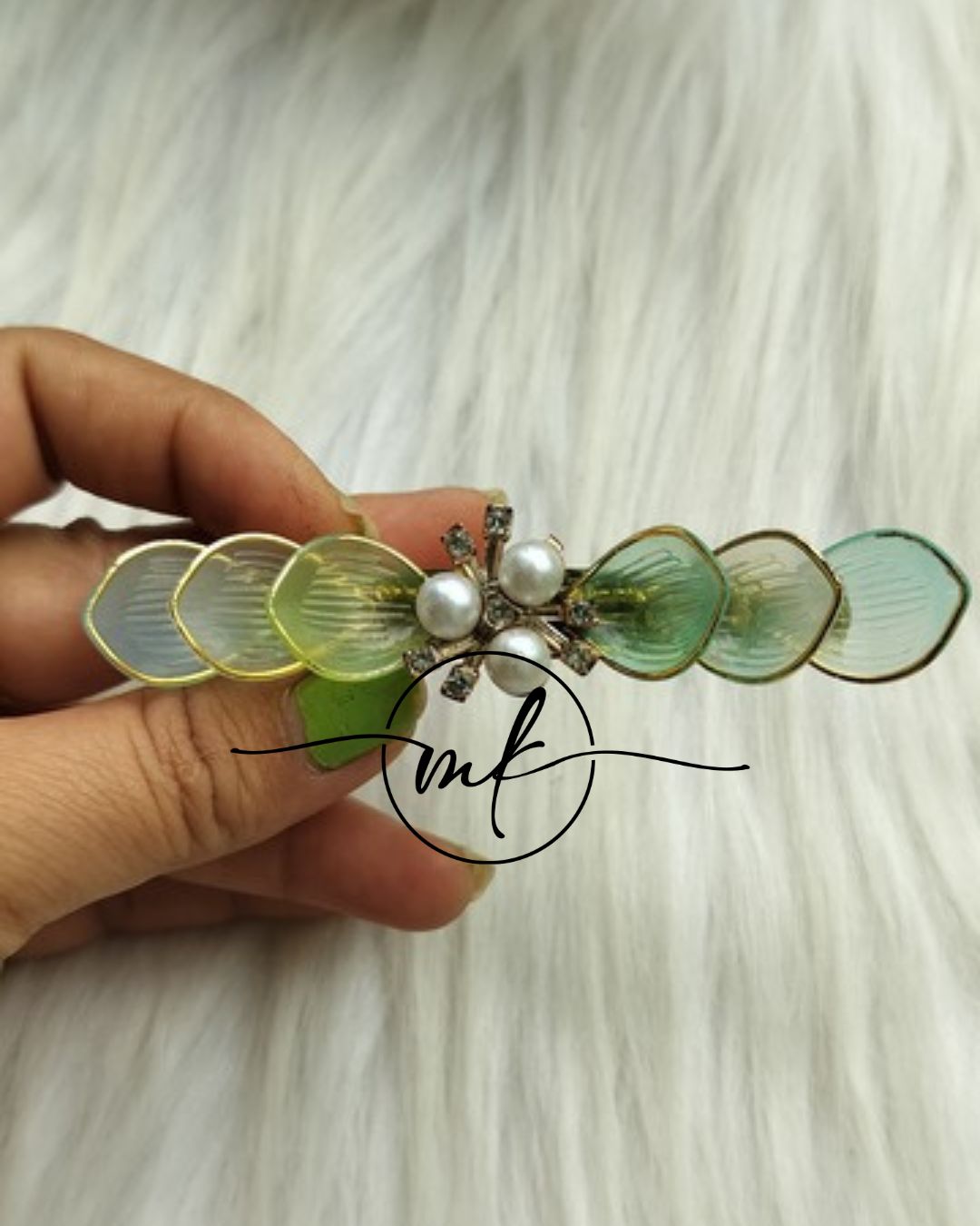 Siya Transparent Green Center clip