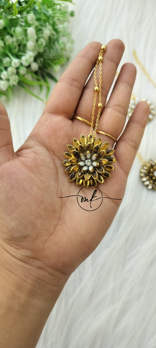 Golden Kundan Maang Tikka