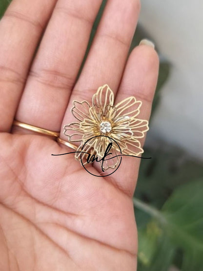 NEO16 Novuelle Contemporary Gold Floral Hair hook