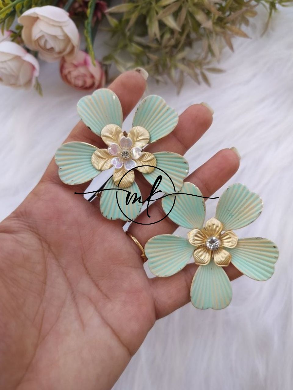 NEO24 Novuelle Contemporary Golden Floral Hair Brooch