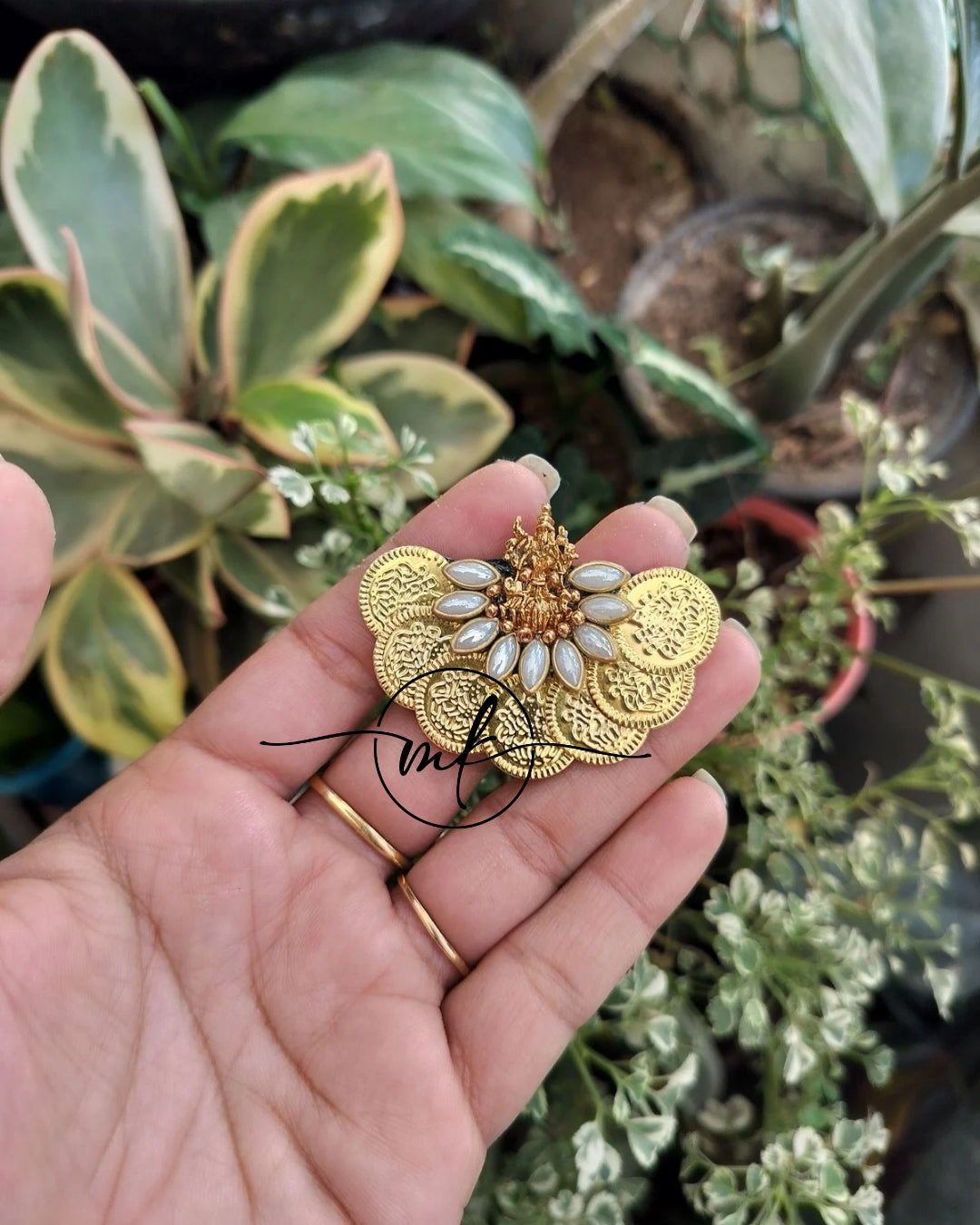 Kiya White Hair Brooch