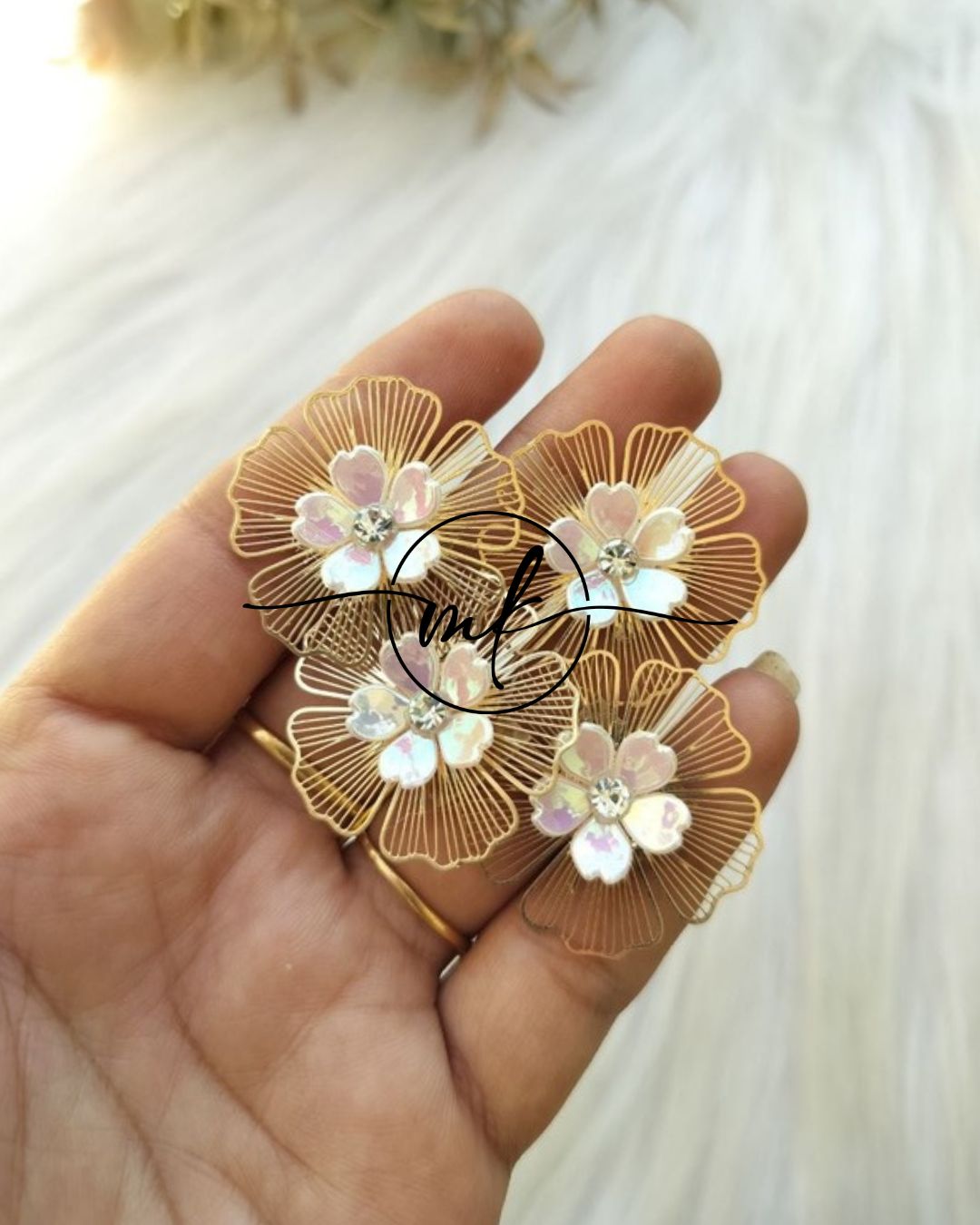 NEO23 Novuelle Contemporary Gold Floral Hair hook